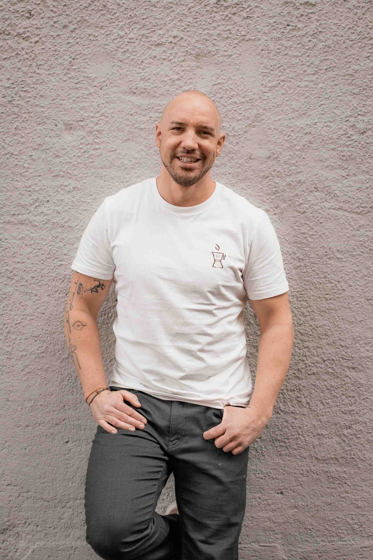 Florian (182cm) trägt Größe L