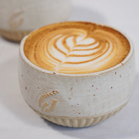 Cappuccino mit Latte Art in einer unbound-Kaffeetasse