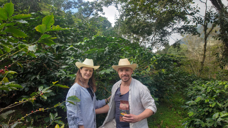 Flo und Astrid in Mexiko beim Besuch einer Kaffeefarm