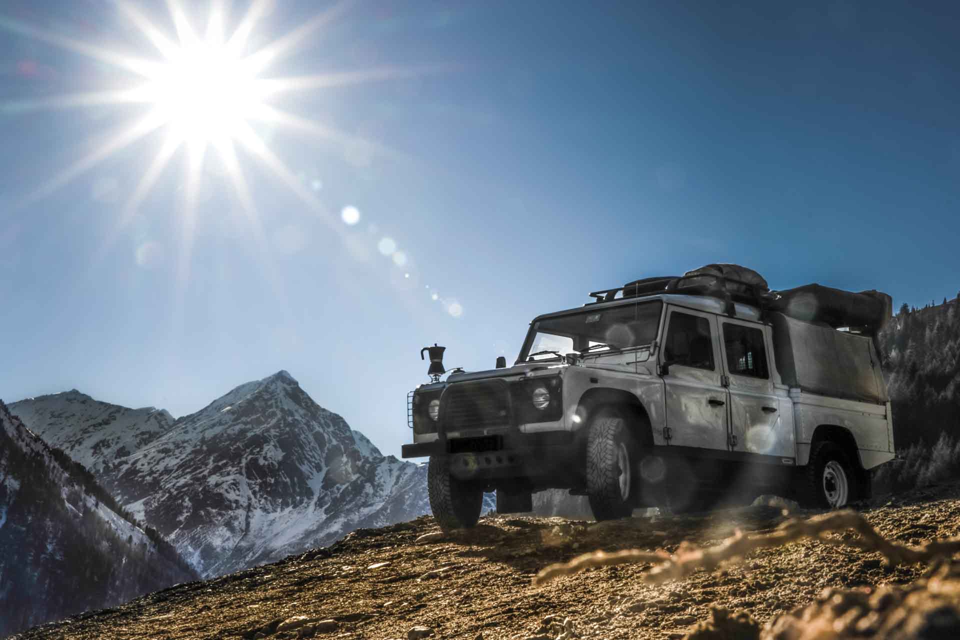 Kaffee auf einem Land Rover in der Bergen
