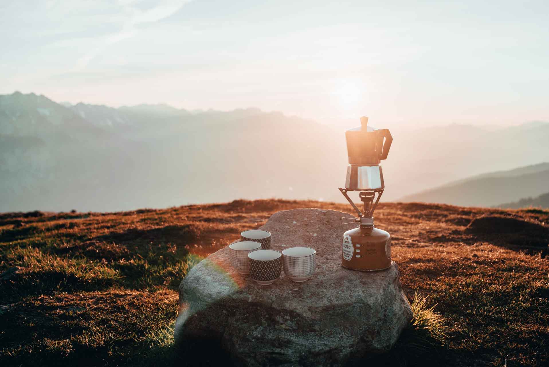 Bialetti Kaffee auf einem Campingkocher zum Sonnenaufgang
