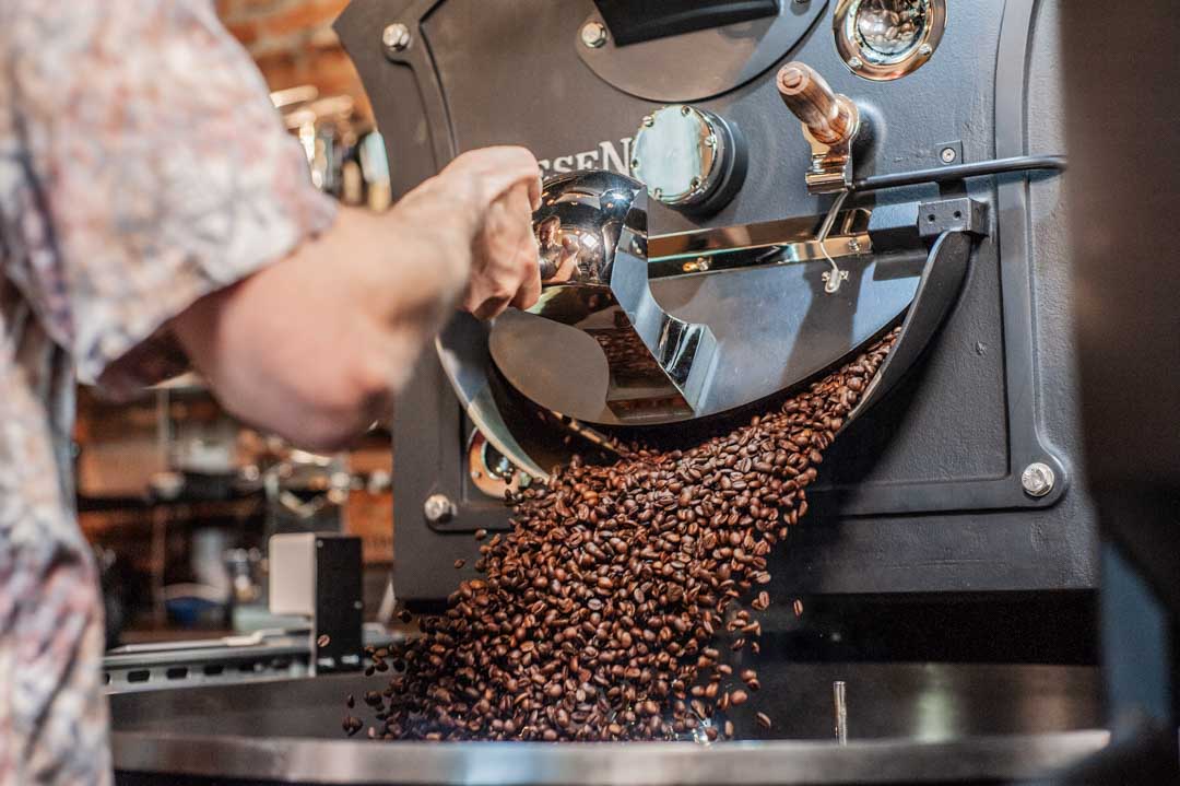 Frischer Röstkaffee landet in der Kühlwanne
